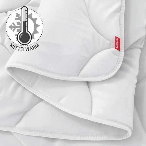 Die zusammengefaltete BODYGUARD Ganzjahresdecke mittelwarm. Illustration eines Thermometers, das eine mittlere Temperatur zeigt. Text: mittelwarm