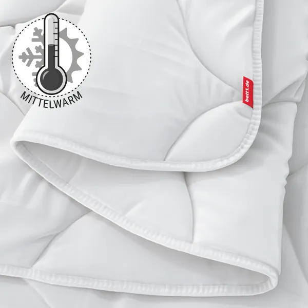 Die zusammengefaltete BODYGUARD Ganzjahresdecke mittelwarm. Illustration eines Thermometers, das eine mittlere Temperatur zeigt. Text: mittelwarm